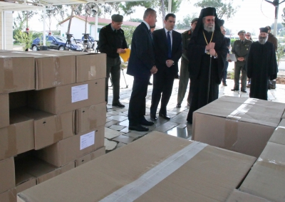 Ο Υπουργός Άμυνας παρέδωσε στον Αρχιεπίσκοπο ποσότητα τροφίμων για τις ανάγκες των Κοινωνικών Παντοπωλείων
