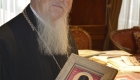Ο Οικουμενικός Πατριάρχης κ. Βαρθολομαίος, κρατώντας την εικόνα του Γέροντος Ιακώβου
