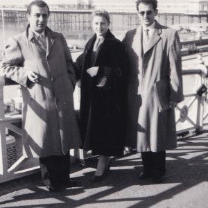 Σπύρος Κυπριανού, Μιμή Κυπριανού και Μάρκος Σπανός στο Βrighton. Προσωπικό Αρχείο Μ. Σπανού.