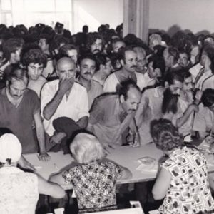 Καταγραφή στοιχείων των Ελληνοκύπριων αιχμαλώτων, από τις Κυπριακές Αρχές , μετά την επιστροφή τους από την Τουρκία, 1974. Ψηφιακός Ηρόδοτος / Αρχείο Γ.Τ.Π.