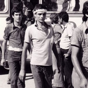 Αποβίβαση αιχμαλώτων από λεωφορείο. Ψηφιακός Ηρόδοτος / Συλλογή Μ. Θεοδοσιάδου.