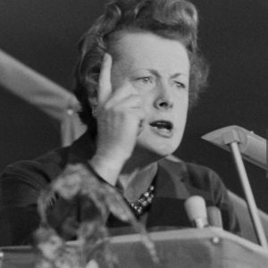 Η Barbara Castle, στο βήμα, στο Brighton (1957). © Mirrorpix