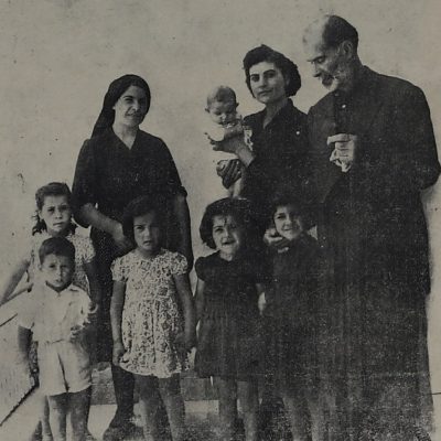Ο Πιερής Αυξεντίου με τη Βασιλού Παναγή (δίπλα του) και τη Χρισταλλού Αυξεντίου.
Times of Cyprus, 3.6.1957.
