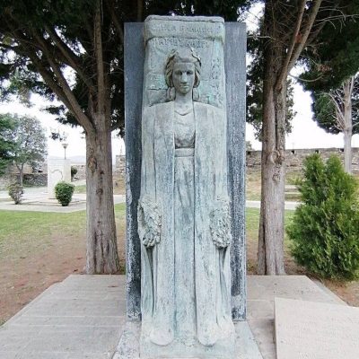 Το ηρώο προς τιμήν των Κυπρίων αγωνιστών, στον «Κήπο των Ηρώων» της Ιεράς Πόλεως Μεσολογγίου. Γλύπτης: Νικόλαος Κοτζιαμάνης (2006). Φωτό: Κική Μαυρίδου.
