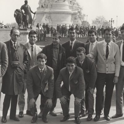 Μέλη της κυπριακής αποστολής μπροστά από το Μνημείο της Βασίλισσας Βικτώριας, έξω από τα Ανάκτορα του Buckingham. Προσωπικό Αρχείο Μάρκου Σπανού.