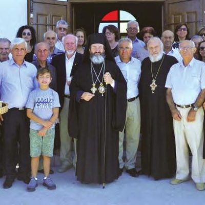 Θεία Λειτουργία, την Κυριακή 27.08.2017, στο Νέο Χωρίο Κυθρέας. Πάτερ Διομήδης Κωνσταντίνου, ο τότε Κοινοτάρχης Κώστας Ζερβός και ο νυν Κοινοτάρχης Χρίστος Λαμπρίας, Εκκλησιαστικοί Επίτροποι και εορταστές Νιοχωρίτες και άλλοι Χριστιανοί.