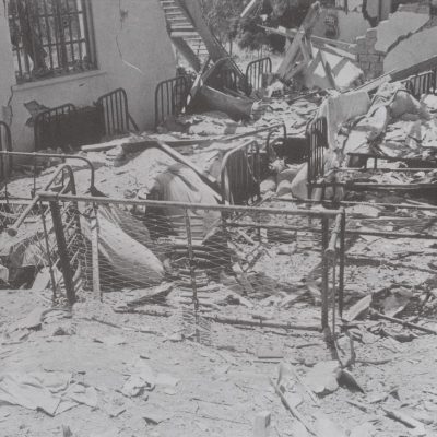 Το βομβαρδισμένο Ψυχιατρείο Αθαλάσσας, 21 Ιουλίου 1974.