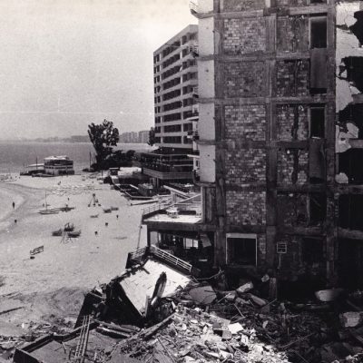 Όψη του βομβαρδισμένου «Σαλαμίνια», με τον φακό του Δώρου Παρτασίδη. Ψηφιακός Ηρόδοτος / Συλλογή Μάρως Θεοδοσιάδου.